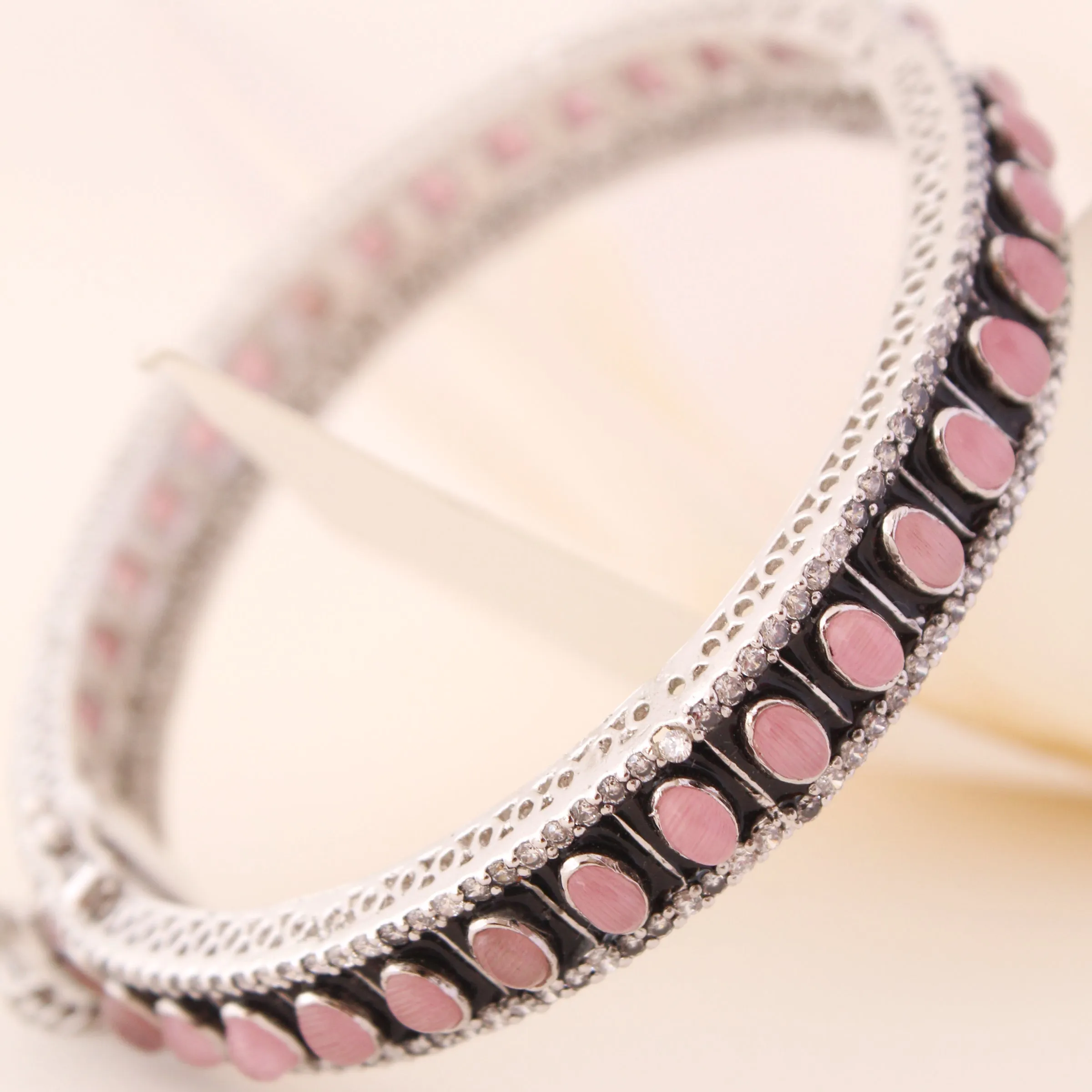 Bangle in Pink Onyx