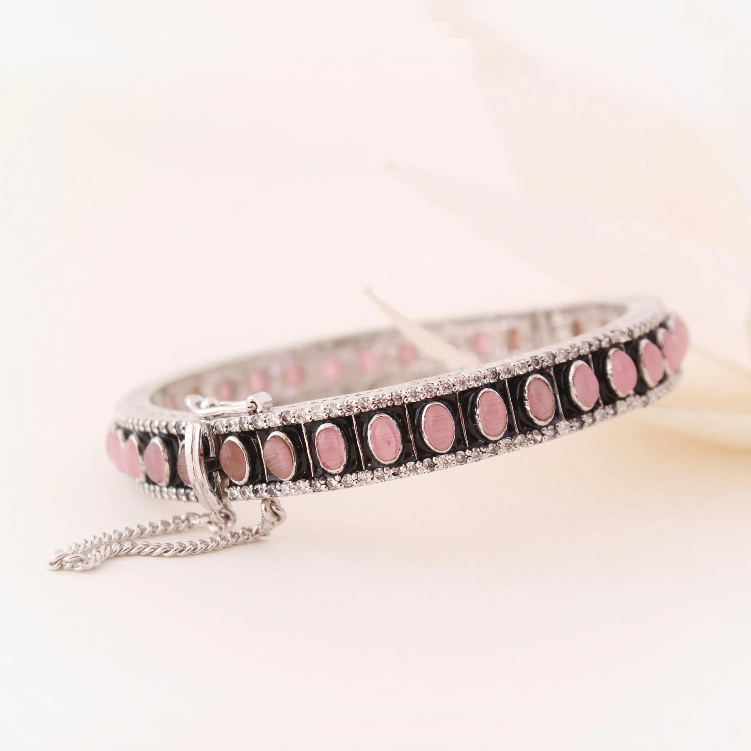 Bangle in Pink Onyx